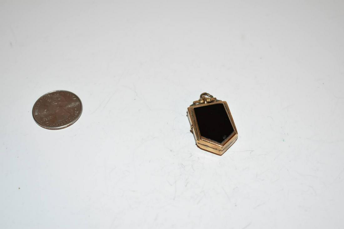 Vintage goldtone locket Pendant: Vintage goldtone locket Pendant Please view all photos as they are part of the description and condition of this Item, Feel free to contact me with questions or picture requests! Used Item AS IS