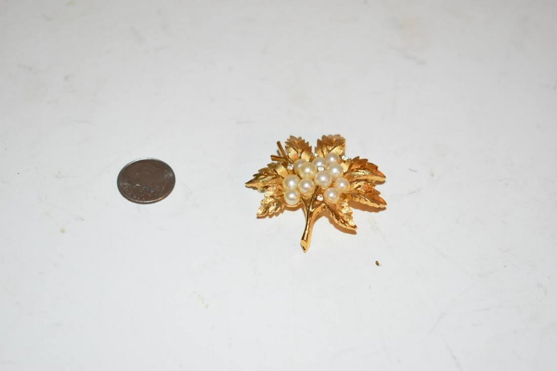 Vintage Crown Trifari Brushed Gold Tone Leaf Brooch Pin Faux Pearl Rhinestone (1 of 4)