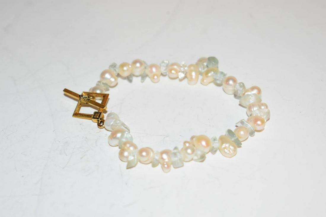 vintage bracelet: vintage bracelet Please view all photos as they are part of the description and condition of this Item, Feel free to contact me with questions or picture requests! Used Item AS IS