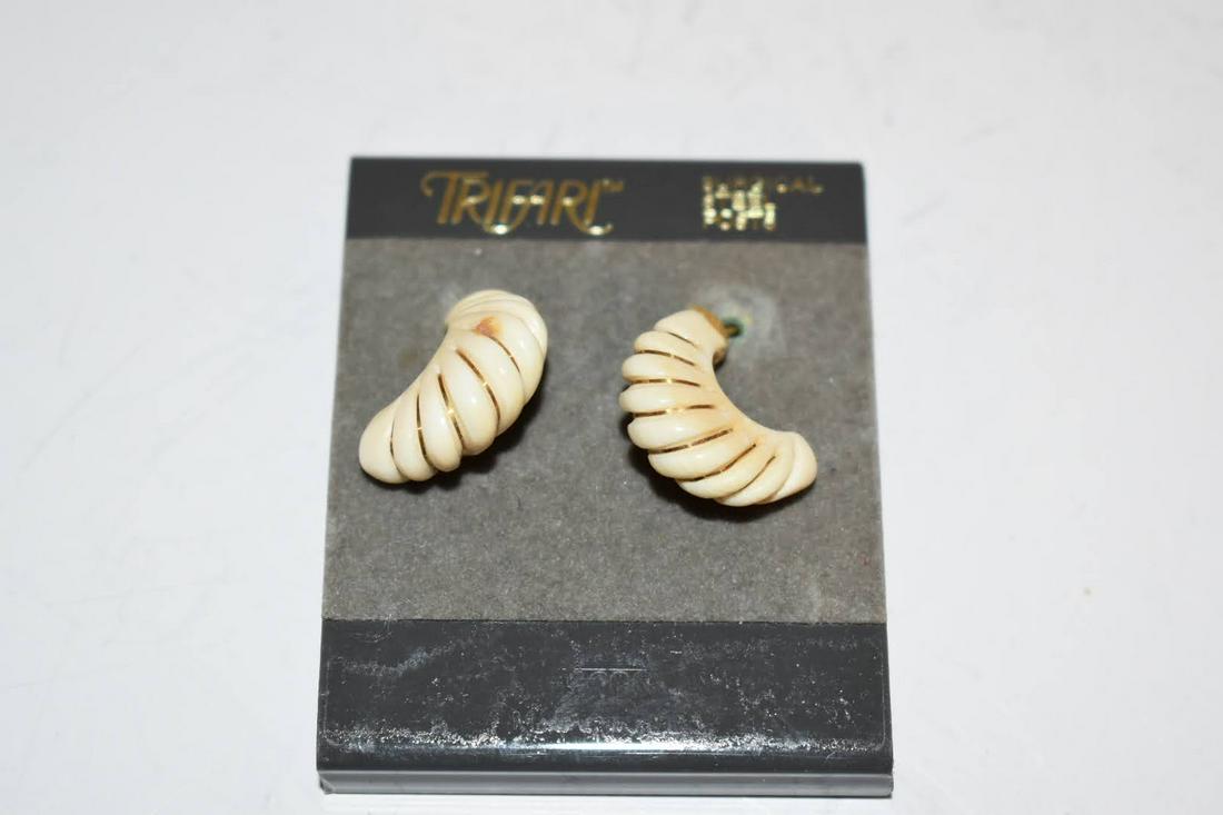 vintage trifari pierced earrings: vintage trifari pierced earrings Please view all photos as they are part of the description and condition of this Item, Feel free to contact me with questions or picture requests! Used Item AS IS