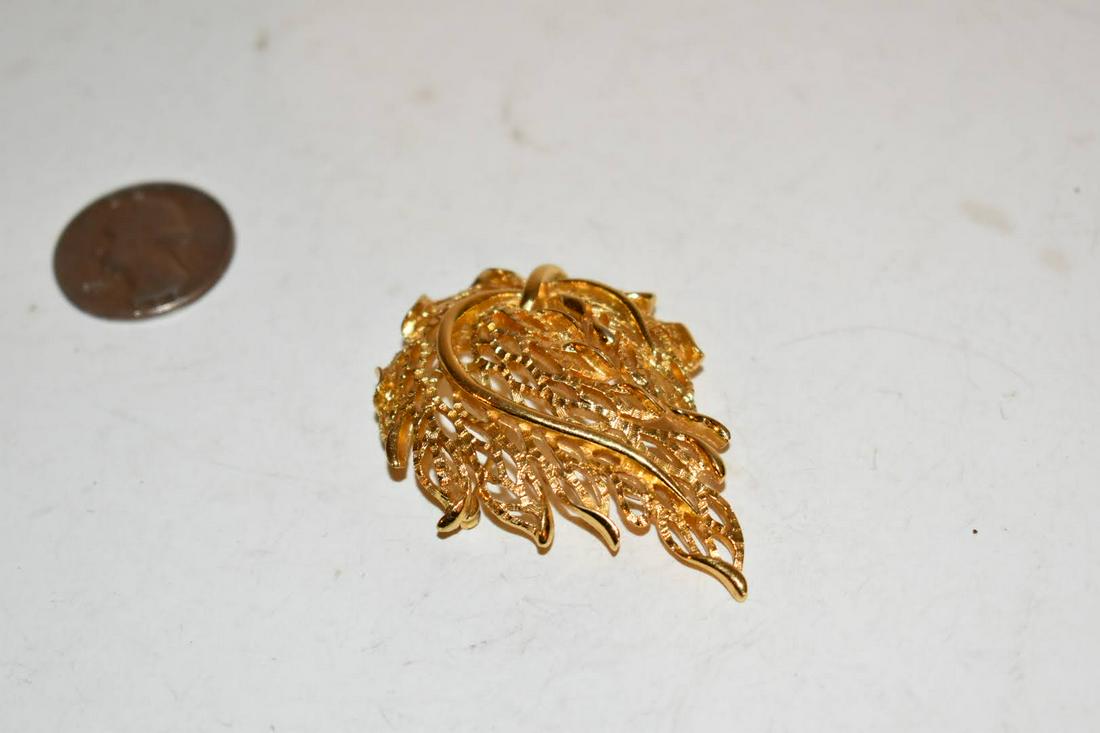 Vintage goldtone trifari Brooch: Vintage goldtone trifari Brooch Please view all photos as they are part of the description and condition of this Item, Feel free to contact me with questions or picture requests! Used Item AS IS