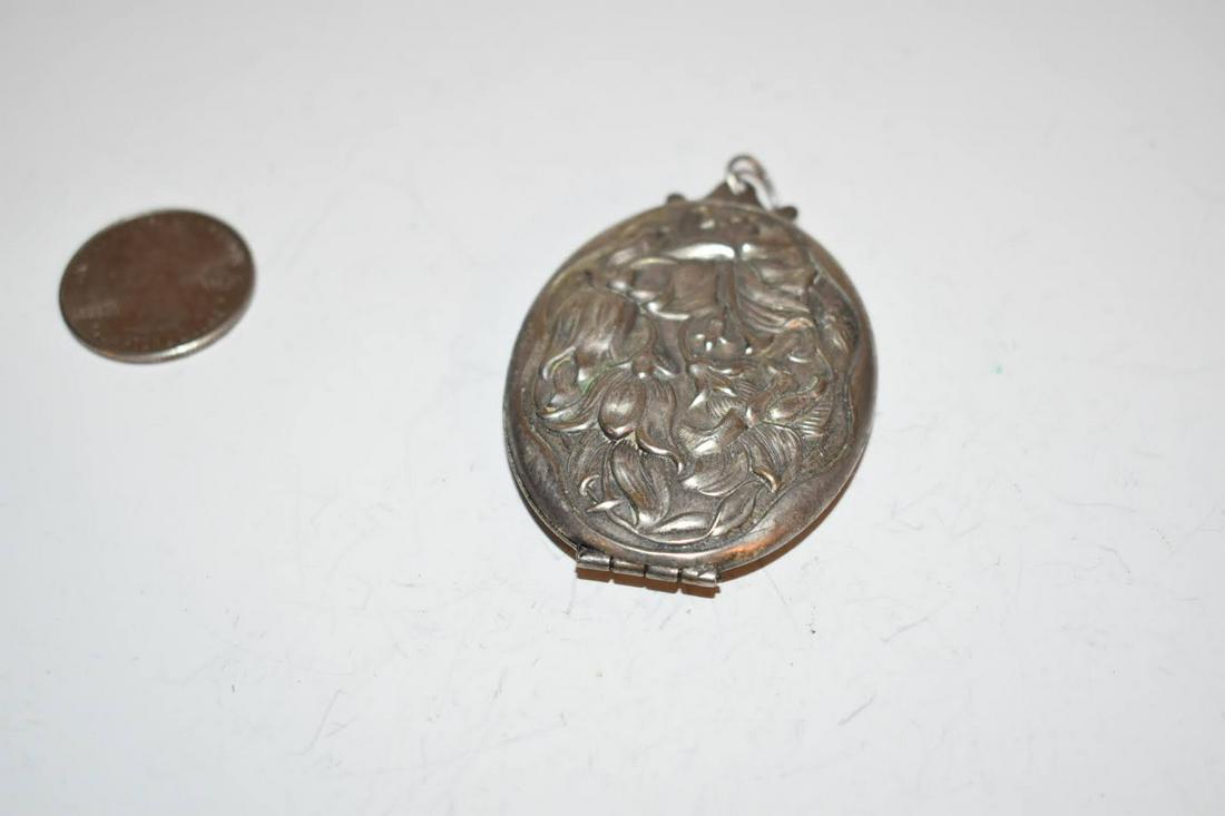 Vintage floral locket Pendant: Vintage floral locket Pendant Please view all photos as they are part of the description and condition of this Item, Feel free to contact me with questions or picture requests! Used Item AS IS
