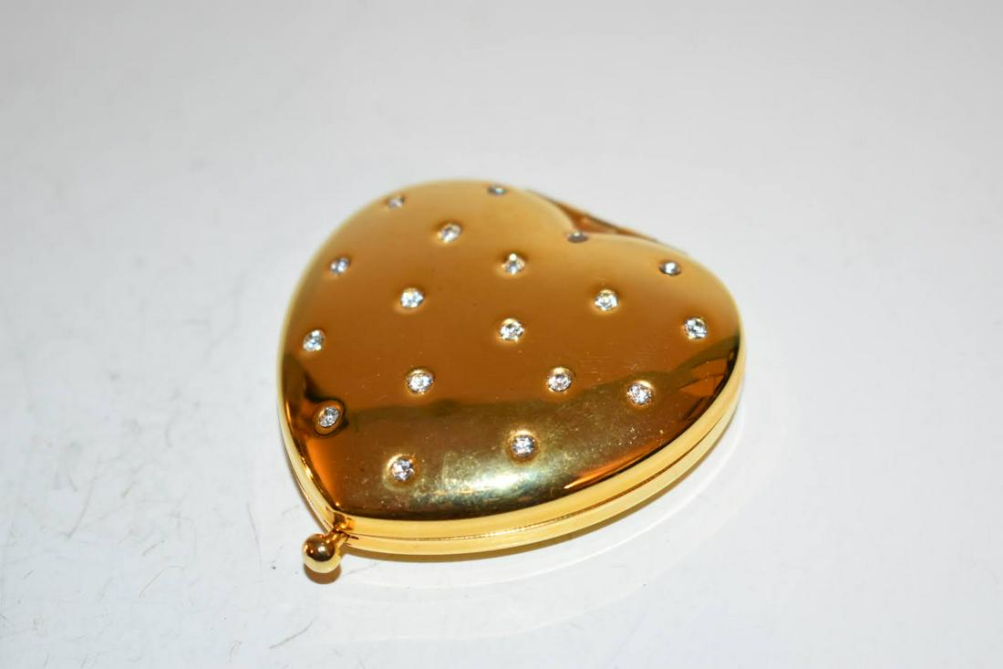 Vintage makup compact: Vintage makup compact Please view all photos as they are part of the description and condition of this Item, Feel free to contact me with questions or picture requests! Used Item AS IS