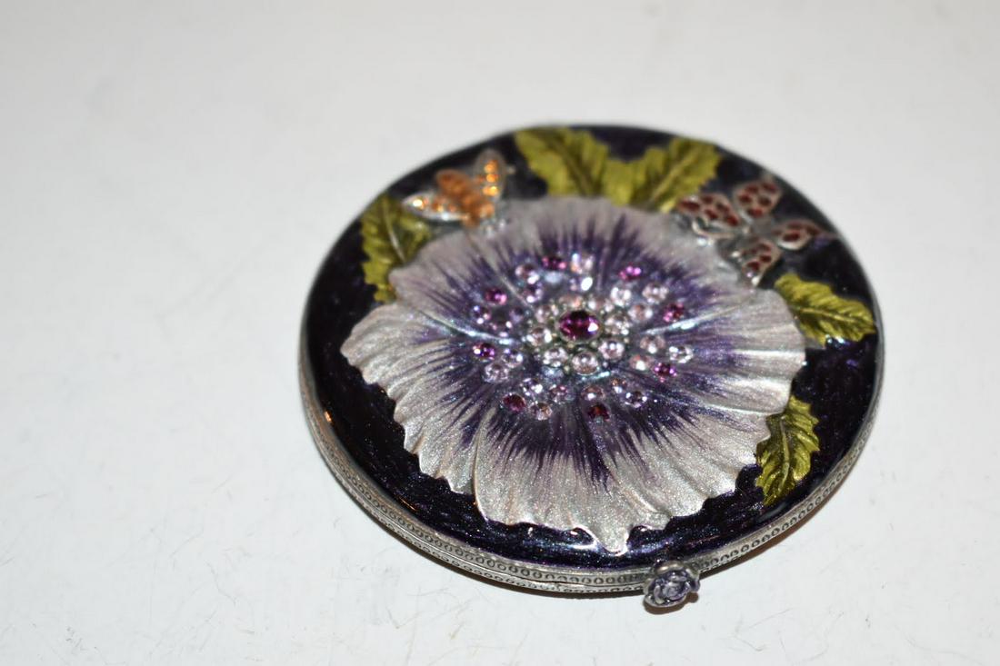 Vintage enameled flower butterfly makup compact: Vintage enameled flower butterfly makup compact Please view all photos as they are part of the description and condition of this Item, Feel free to contact me with questions or picture requests! Used 