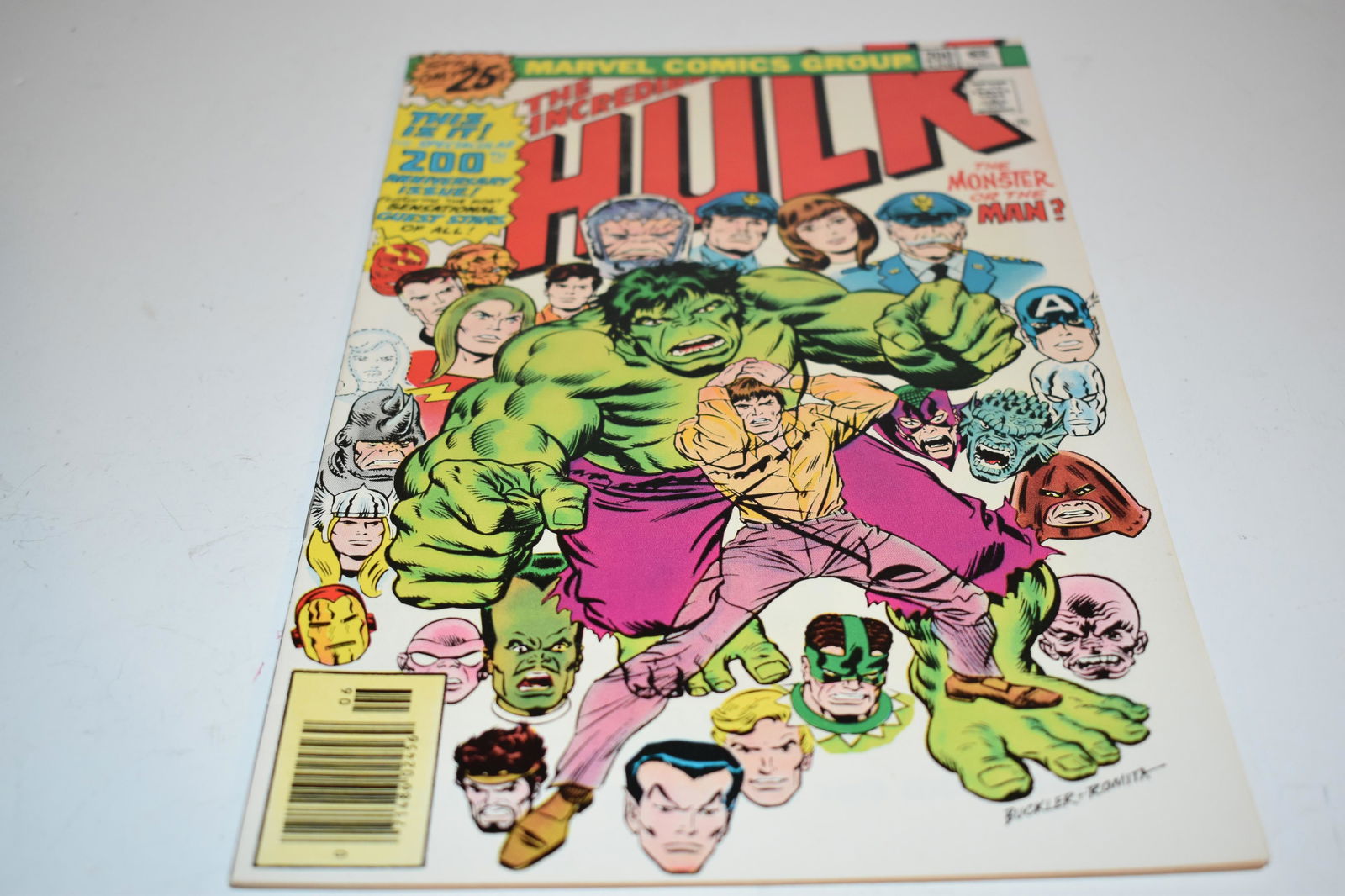 Vintage comic book incredible hulk #200 (1 of 3)