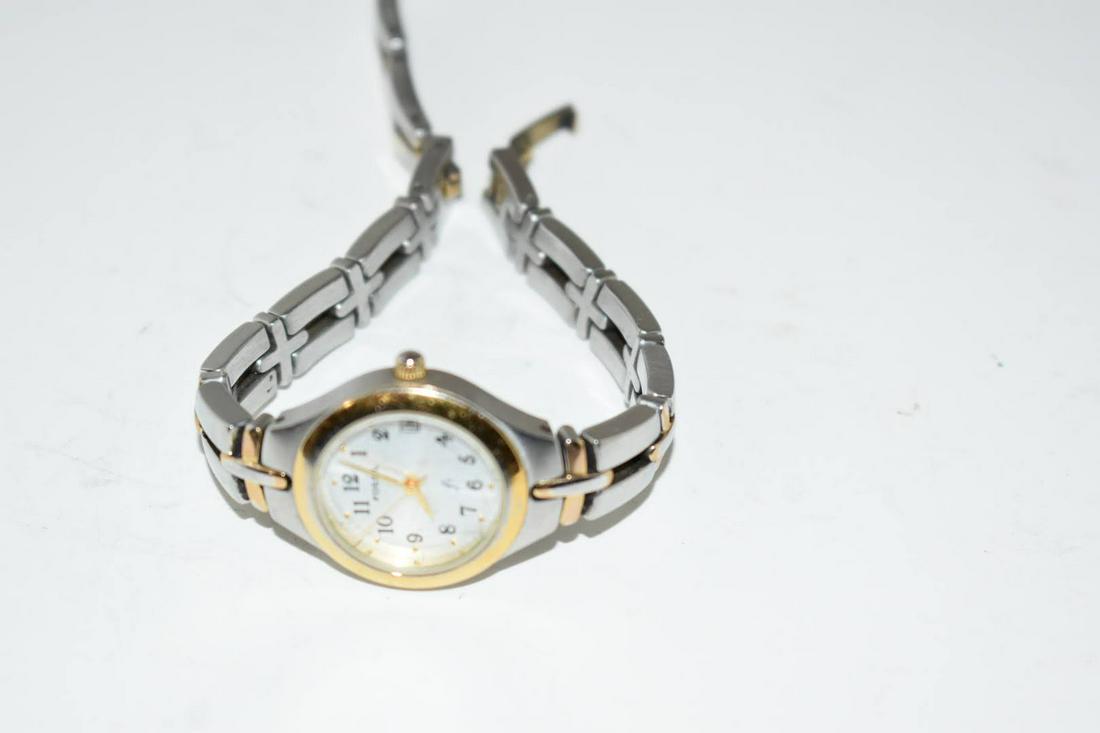 Vintage Working Fossil Watch Shows some signs of wear: Vintage Working Fossil Watch Shows some signs of wearPlease view all photos as they are part of the description and condition of this Item, Feel free to contact me with questions or picture requests!