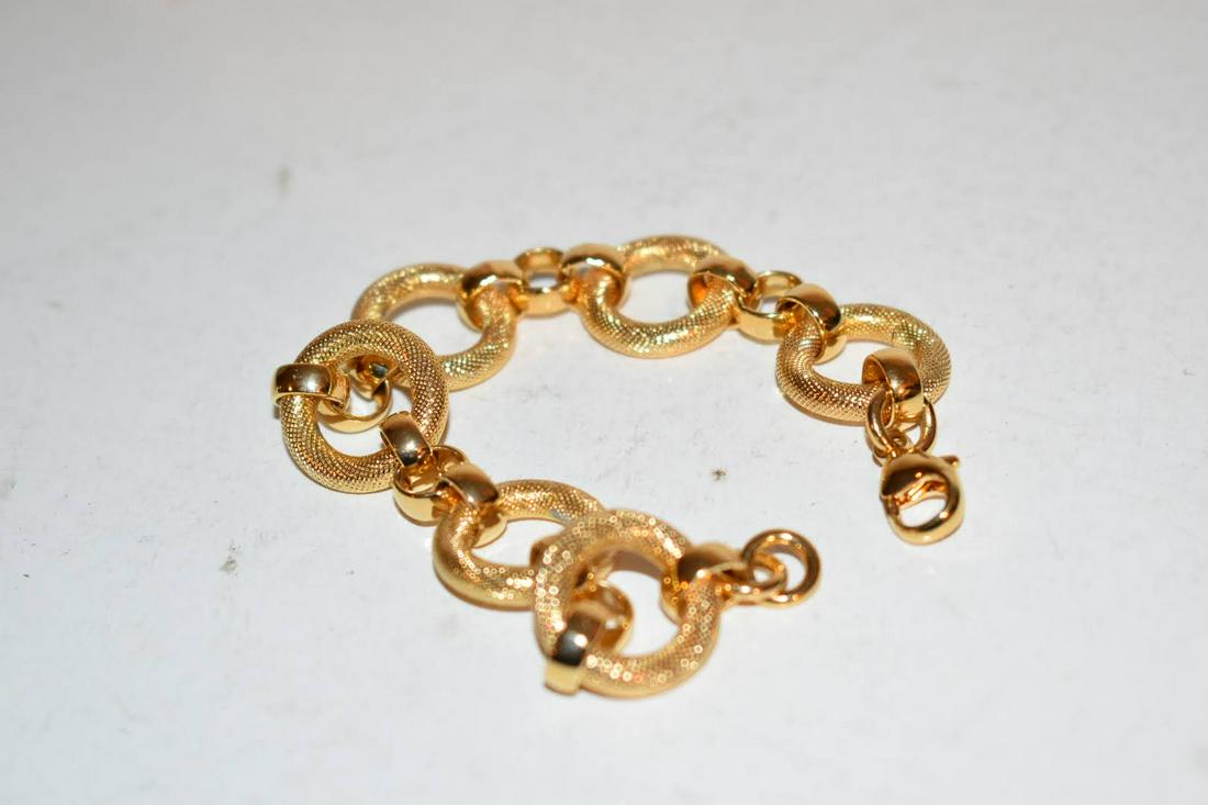 Vintage 18K Gold gep bracelet: Vintage 18K Gold gep bracelet Please view all photos as they are part of the description and condition of this Item, Feel free to contact me with questions or picture requests! Used Item AS IS