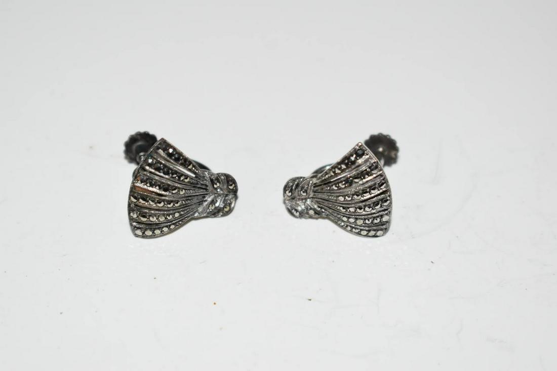 Vintage Sterling Silver Marcasite Earrings: Vintage Sterling Silver Marcasite Earrings Please view all photos as they are part of the description and condition of this Item, Feel free to contact me with questions or picture requests! Used Item 