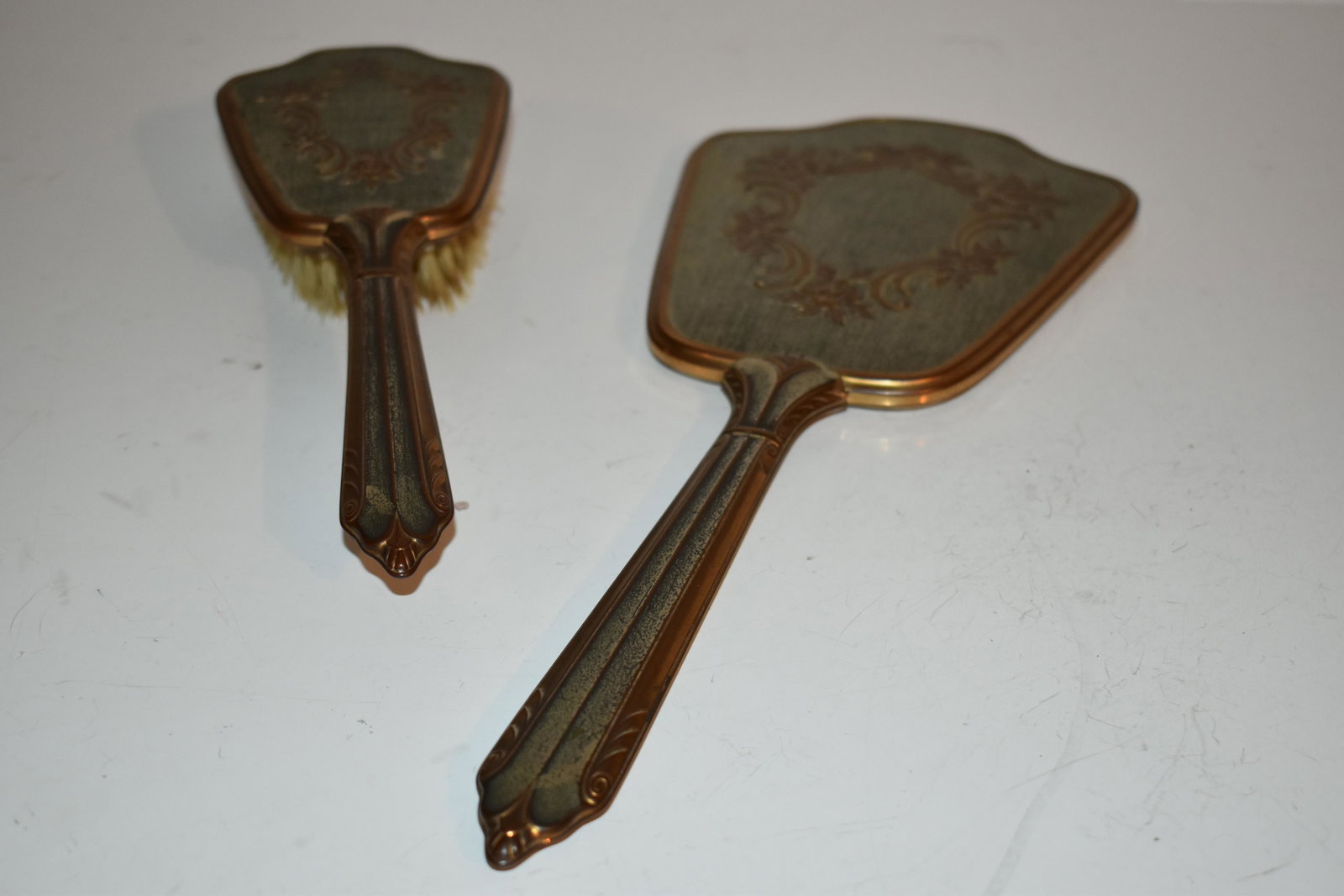 Vintage goldtone hand mirror and brush: Vintage goldtone hand mirror and brush Please view all photos as they are part of the description and condition of this Item, Feel free to contact me with questions or picture requests! Used Item AS I