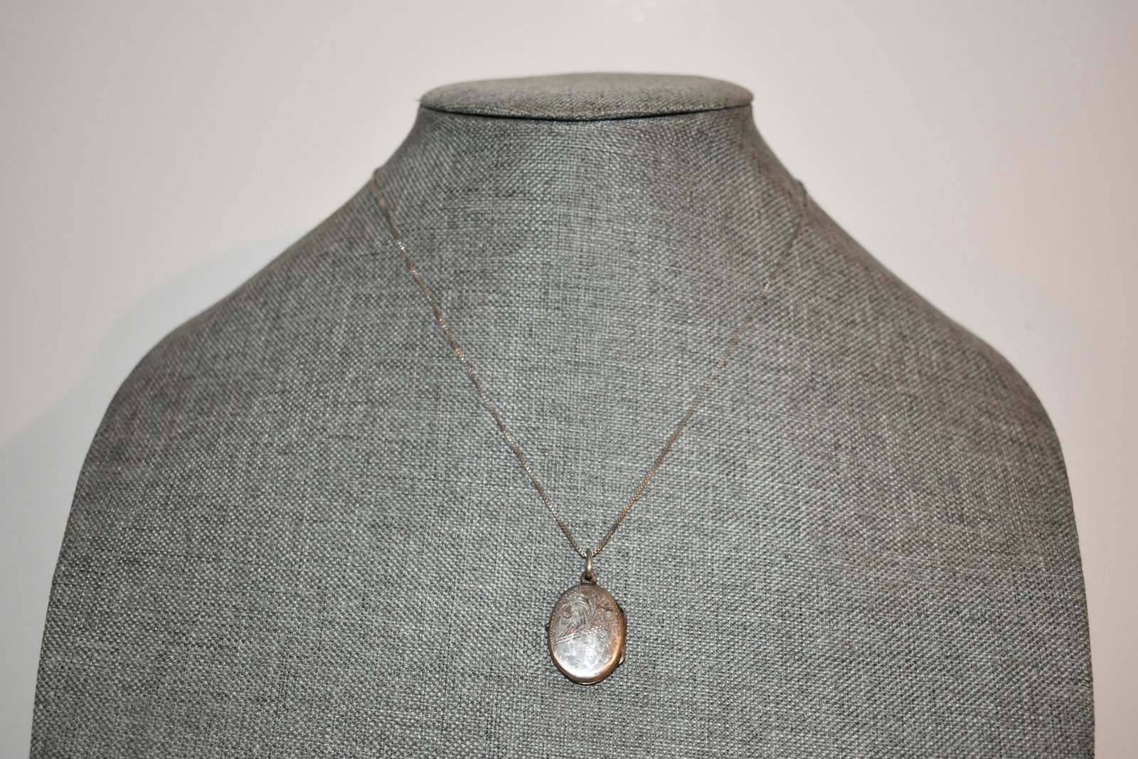 vintage sterling silver locket necklace 18": vintage sterling silver locket necklace 18" Please view all photos as they are part of the description and condition of this Item, Feel free to contact me with questions or picture requests! Used Item