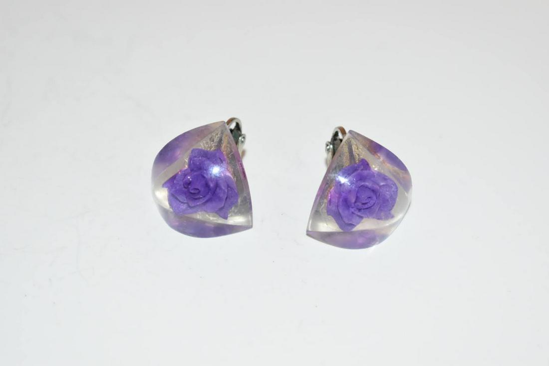 Vintage clear Lucite embedded flower Earrings: Vintage clear Lucite embedded flower Earrings Please view all photos as they are part of the description and condition of this Item, Feel free to contact me with questions or picture requests! Used It