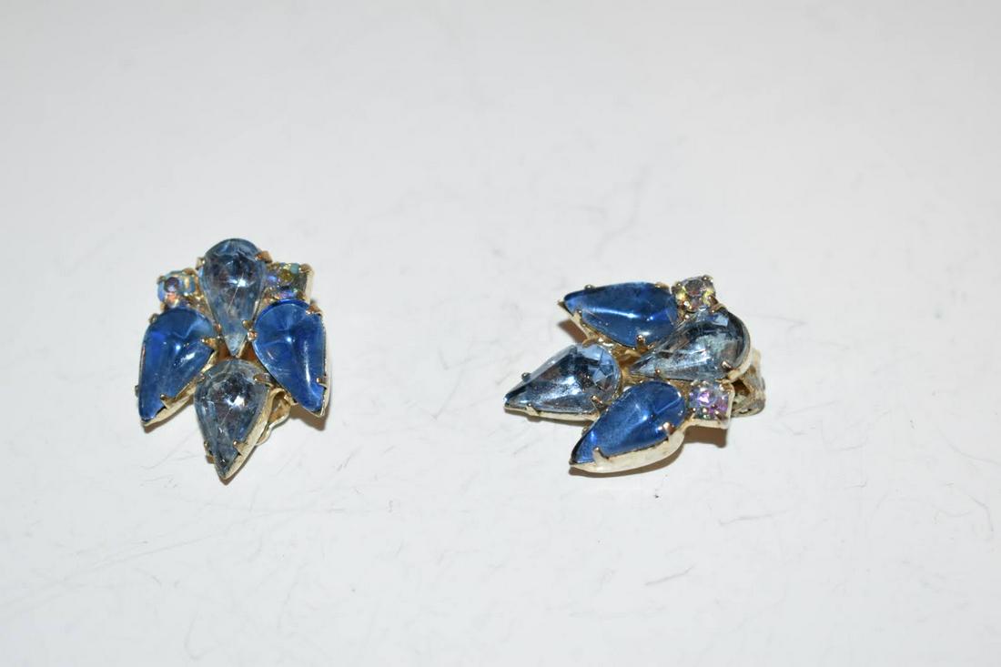 vintage blue clip on earrings: vintage blue clip on earrings Please view all photos as they are part of the description and condition of this Item, Feel free to contact me with questions or picture requests! Used Item AS IS