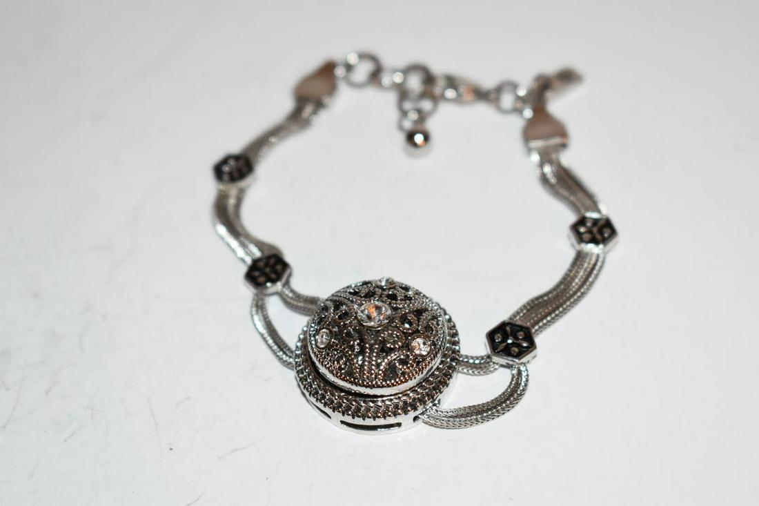 vintage bracelet: vintage bracelet Please view all photos as they are part of the description and condition of this Item, Feel free to contact me with questions or picture requests! Used Item AS IS