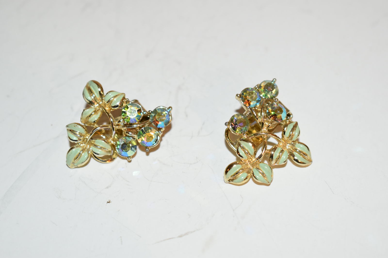 vintage rhinestone earrings: vintage rhinestone earrings Please view all photos as they are part of the description and condition of this Item, Feel free to contact me with questions or picture requests! Used Item AS IS