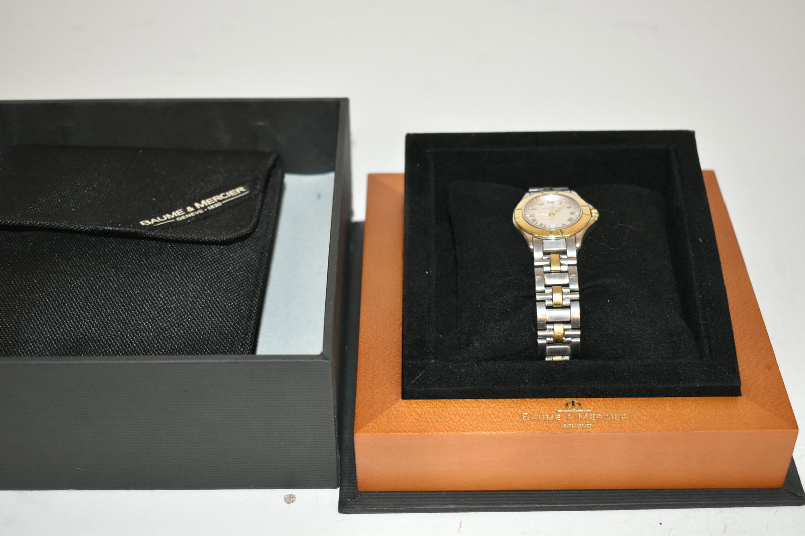 Baume &Mercier Geneve Men's / Women Watch Quartz Collectible Vintage it is engraved on the back. (1 of 9)