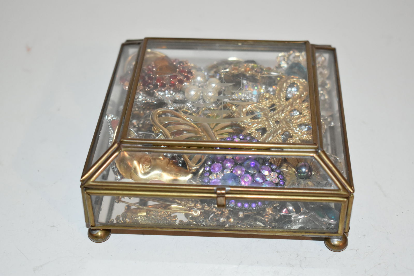 Vintage Glass Brass Jewelry Bx with 20 Brooches 5x5" (1 of 4)