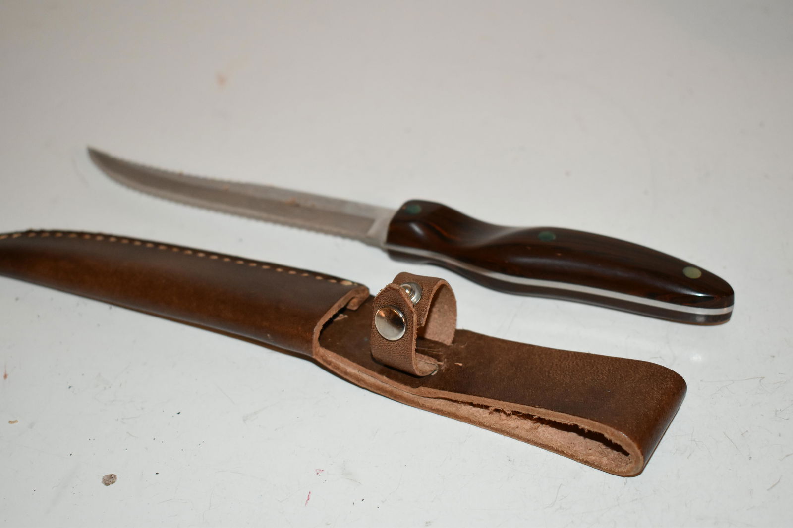 Vintage CUTCO Serrated Hunting, Fishing Knife with Sheath - 1063 - Ex. Condition (1 of 4)