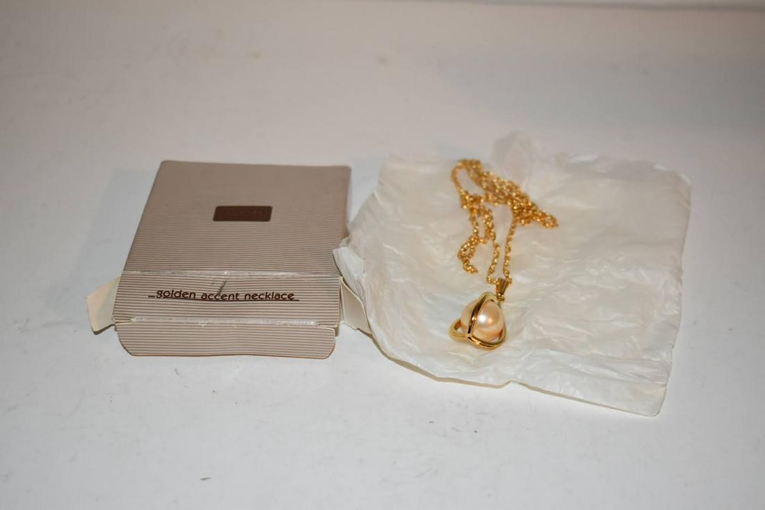 Vintage Avon Jewelry New In Box: Vintage Avon Jewelry New In Box Please view all photos as they are part of the description and condition of this Item, Feel free to contact me with questions or picture requests! Used Item AS IS