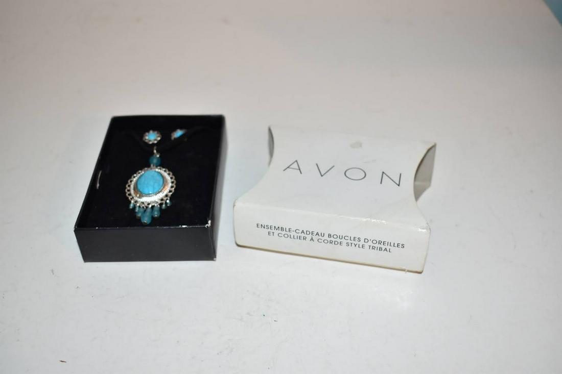 Vintage Avon Jewelry New In Box: Vintage Avon Jewelry New In Box Please view all photos as they are part of the description and condition of this Item, Feel free to contact me with questions or picture requests! Used Item AS IS