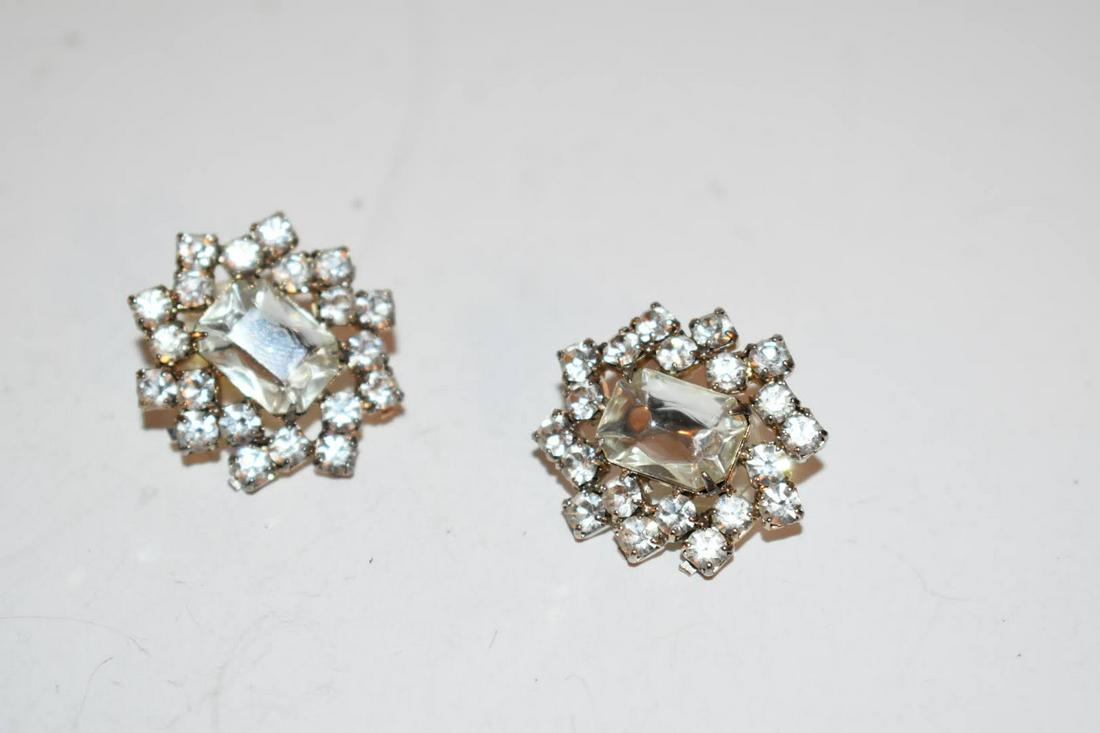 vintage rhinestone earrings: vintage rhinestone earrings Please view all photos as they are part of the description and condition of this Item, Feel free to contact me with questions or picture requests! Used Item AS IS