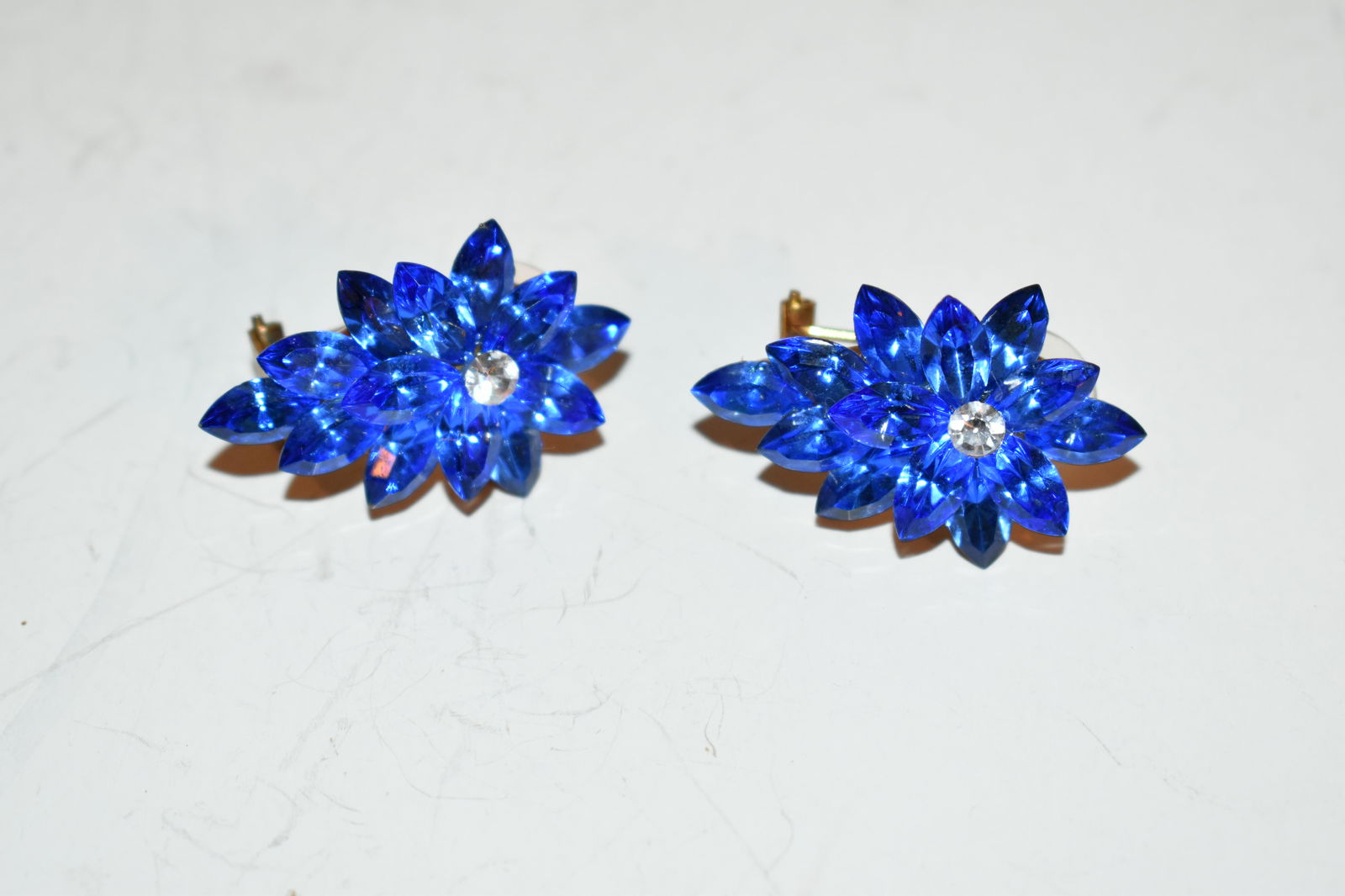 vintage rhinestone earrings: vintage rhinestone earrings Please view all photos as they are part of the description and condition of this Item, Feel free to contact me with questions or picture requests! Used Item AS IS