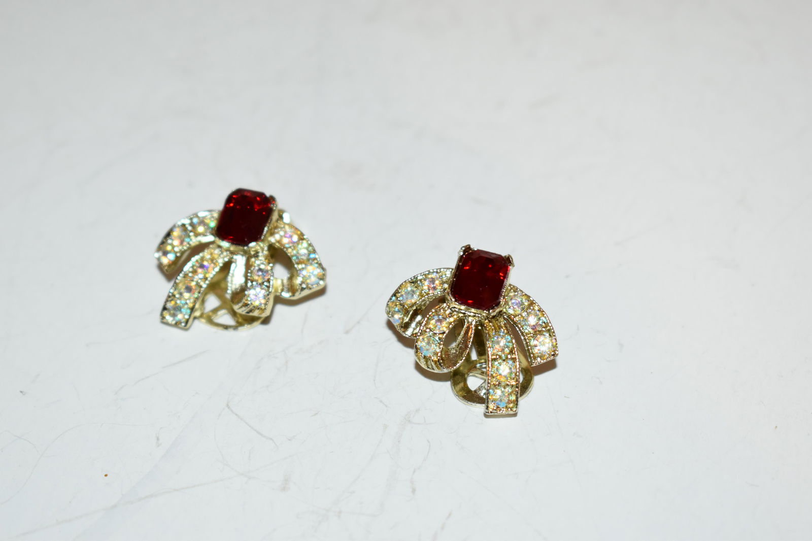 vintage rhinestone earrings: vintage rhinestone earrings Please view all photos as they are part of the description and condition of this Item, Feel free to contact me with questions or picture requests! Used Item AS IS