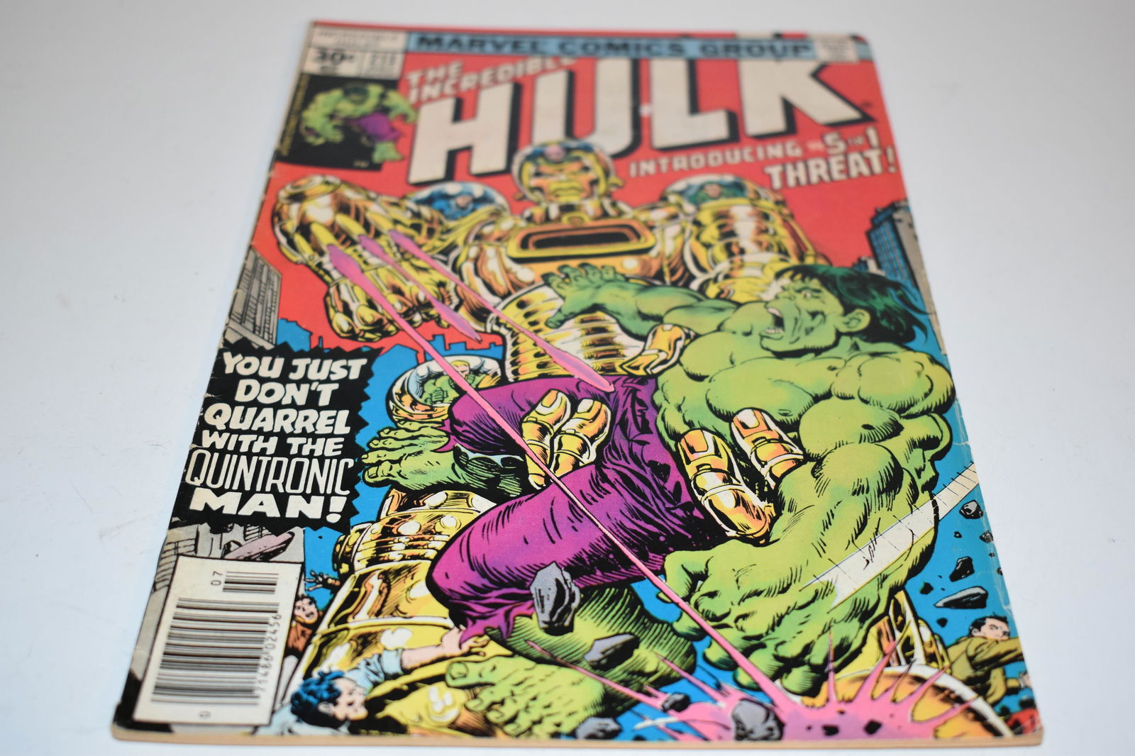Vintage comic book incredible hulk #213 (1 of 3)
