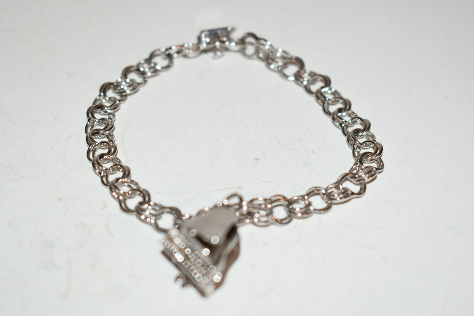 Sterling Silver Charm Bracelet w/ Piano Charm signed R 10 GRAMES: Sterling Silver Charm Bracelet w/ Piano Charm signed R 10 GRAMES Please view all photos as they are part of the description and condition of this Item, Feel free to contact me with questions or pictur