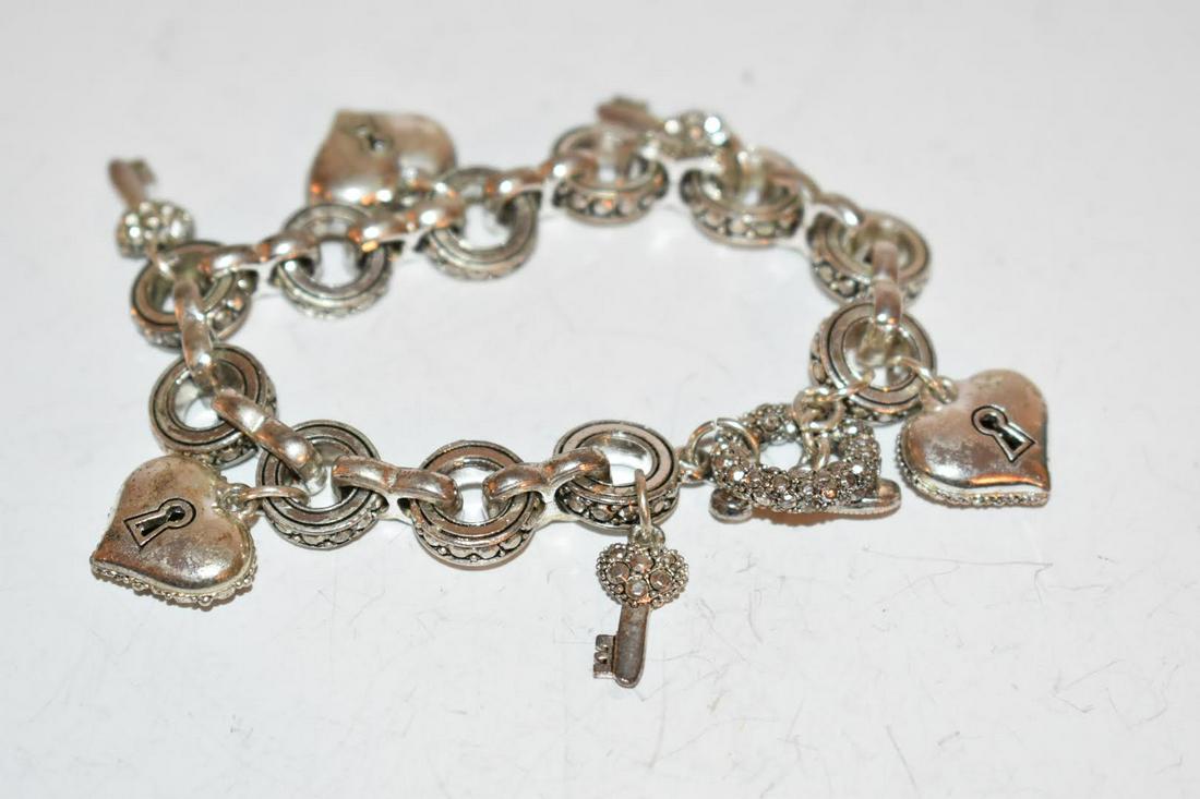 vintage bracelet: vintage bracelet Please view all photos as they are part of the description and condition of this Item, Feel free to contact me with questions or picture requests! Used Item AS IS