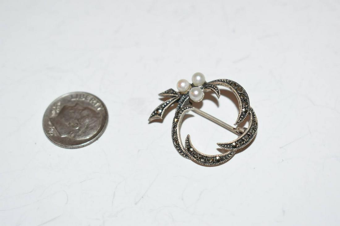 Vintage sterling silver marcasite pearl brooch: Vintage sterling silver marcasite pearl brooch Please view all photos as they are part of the description and condition of this Item, Feel free to contact me with questions or picture requests! Used I