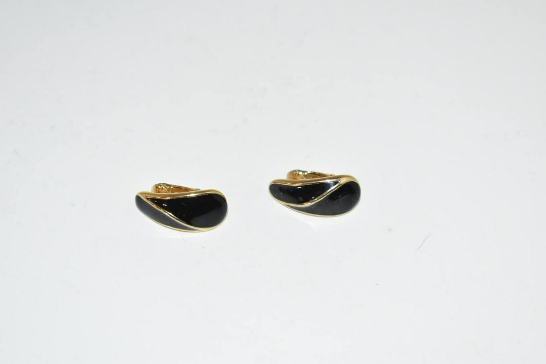 Vintage Goldtone Trifari Black Enamel Clipon Earrings: Vintage Goldtone Trifari Black Enamel Clipon Earrings Please view all photos as they are part of the description and condition of this Item, Feel free to contact me with questions or picture requests!
