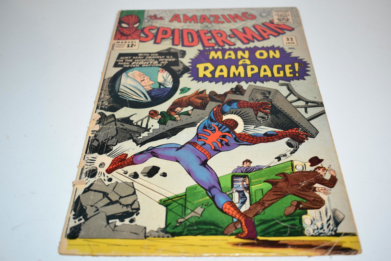 vintage amazing spiderman comic book # 32 (1 of 3)
