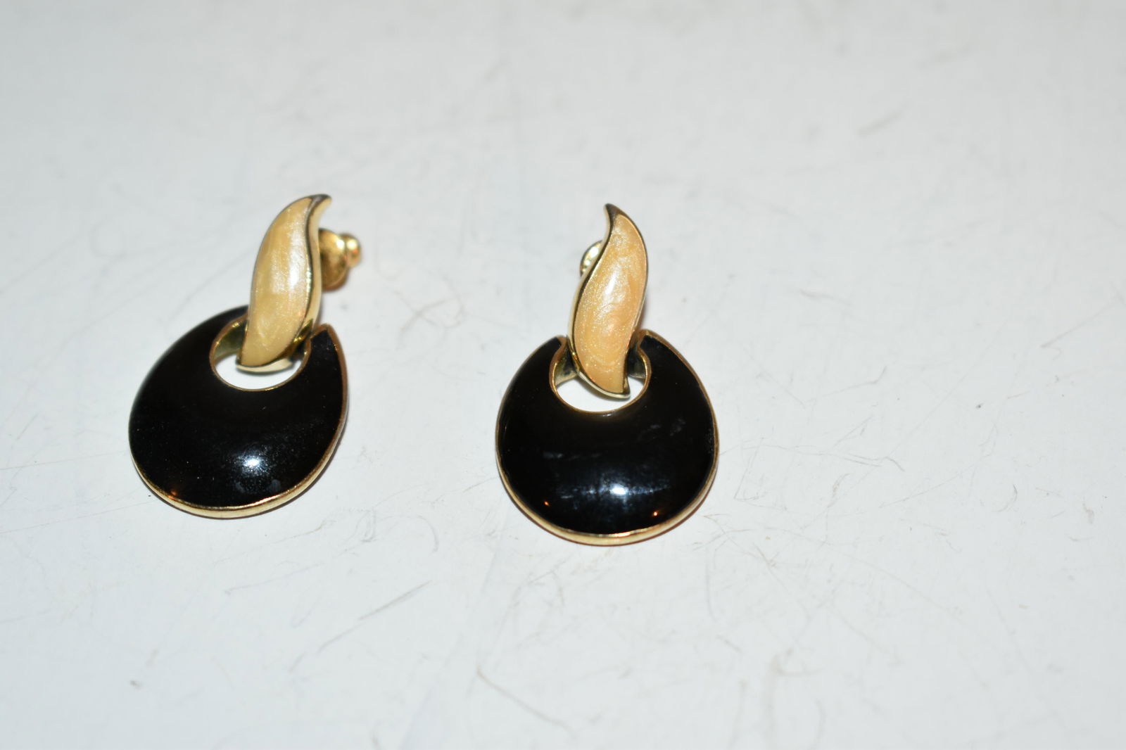 vintage trifari enamel earrings: vintage trifari enamel earrings Please view all photos as they are part of the description and condition of this Item, Feel free to contact me with questions or picture requests! Used Item AS IS