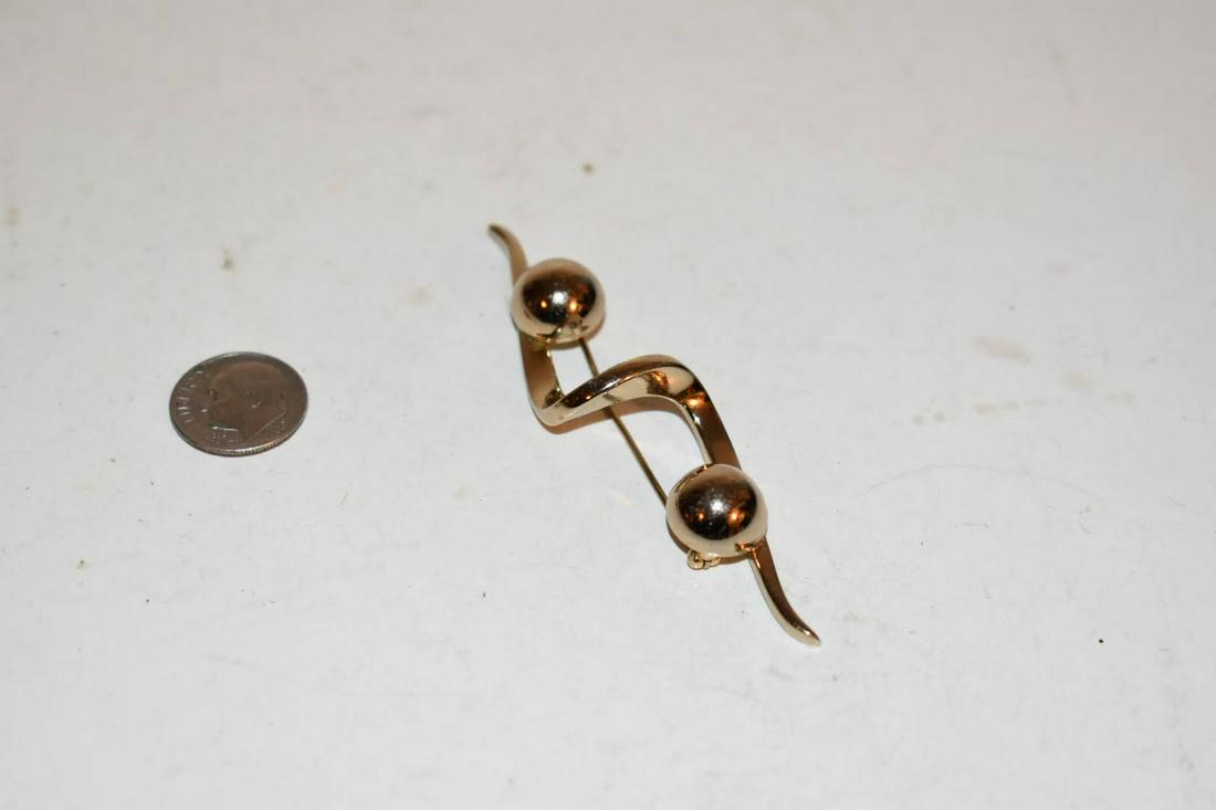 Vintage monet Brooch: Vintage monet Brooch Please view all photos as they are part of the description and condition of this Item, Feel free to contact me with questions or picture requests! Used Item AS IS