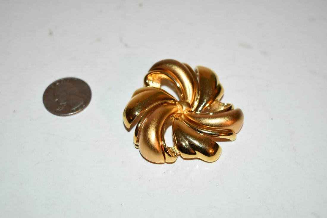 Vintage goldtone monet flower Brooch: Vintage goldtone monet flower Brooch Please view all photos as they are part of the description and condition of this Item, Feel free to contact me with questions or picture requests! Used Item AS IS