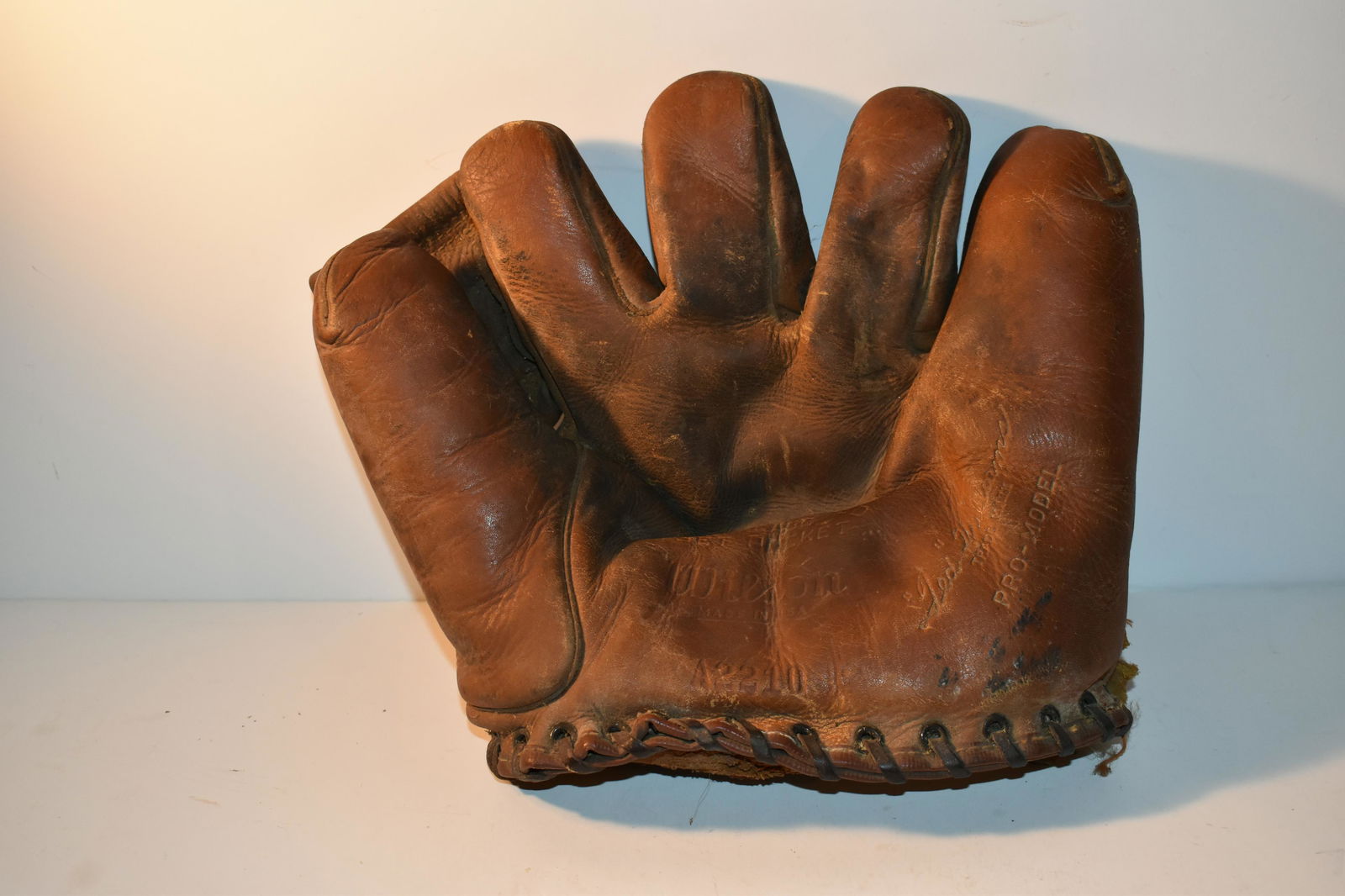 Ted Williams Vintage Wilson Baseball Glove #A2210 Player Model-good condition: Ted Williams Vintage Wilson Baseball Glove #A2210 Player Model-good condition Please view all photos as they are part of the description and condition of this Item, Feel free to contact me with questi