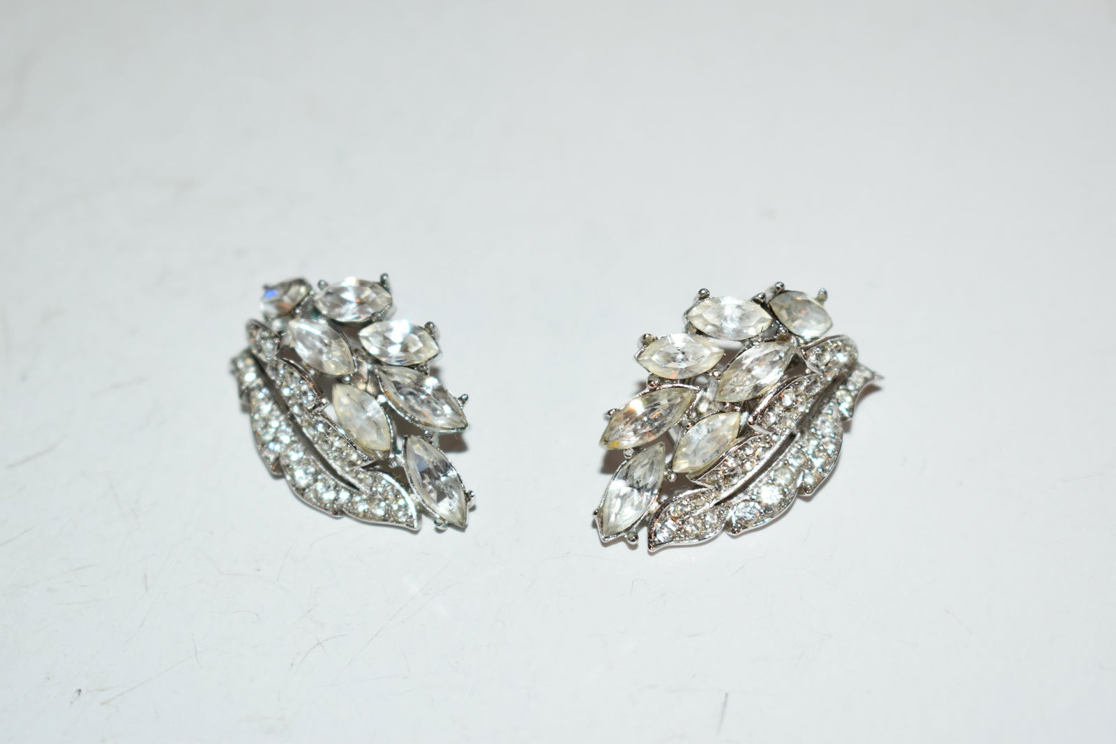 Vintage Crown Trifari Rhinestone Leaf Earrings: Vintage Crown Trifari Rhinestone Leaf Earrings Please view all photos as they are part of the description and condition of this Item, Feel free to contact me with questions or picture requests! Used I
