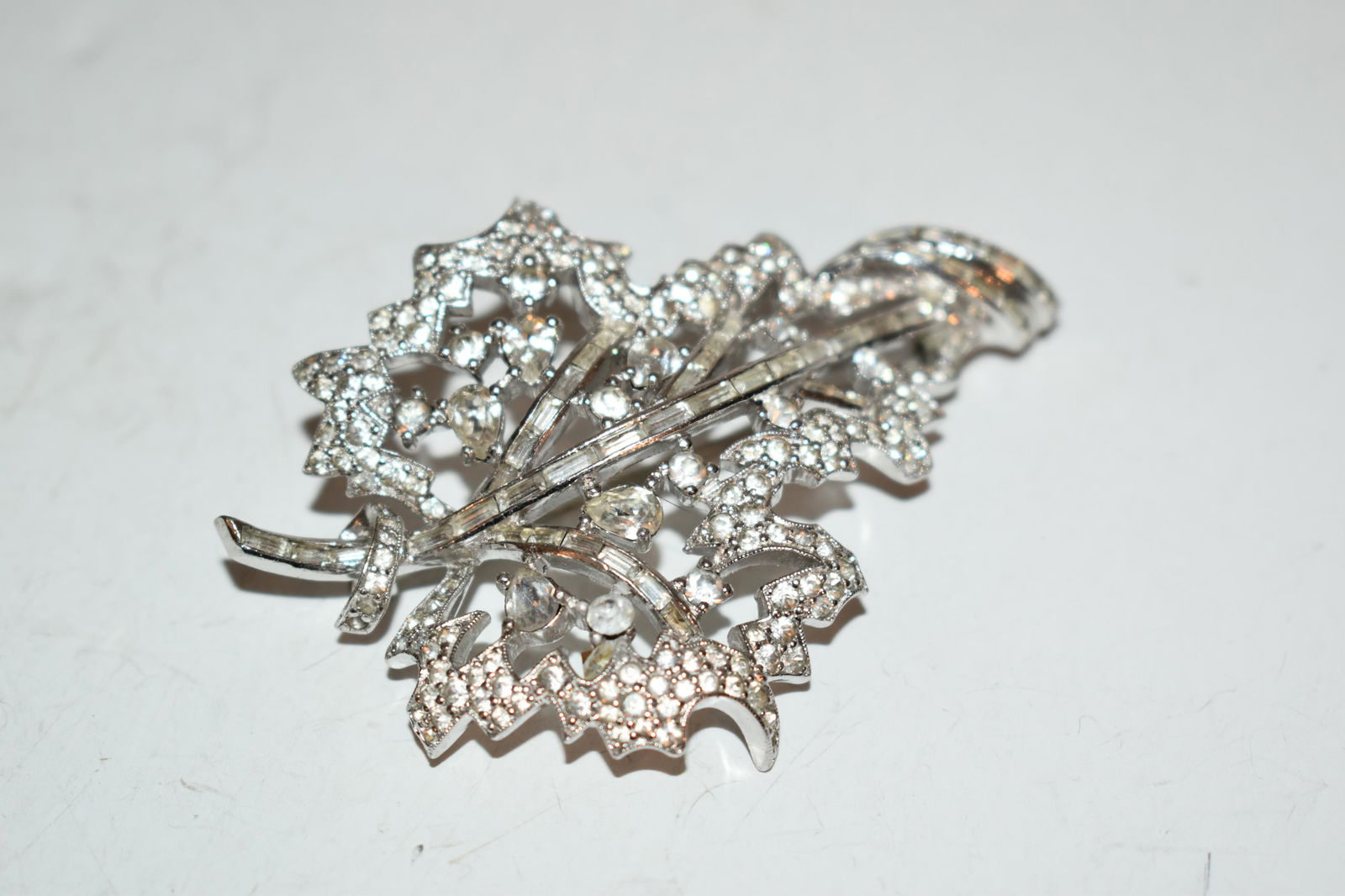 Vintage Signed JOMAZ leaf Motif Design Rhinestone Brooch: Vintage Signed JOMAZ leaf Motif Design Rhinestone Brooch Please view all photos as they are part of the description and condition of this Item, Feel free to contact me with questions or picture reques