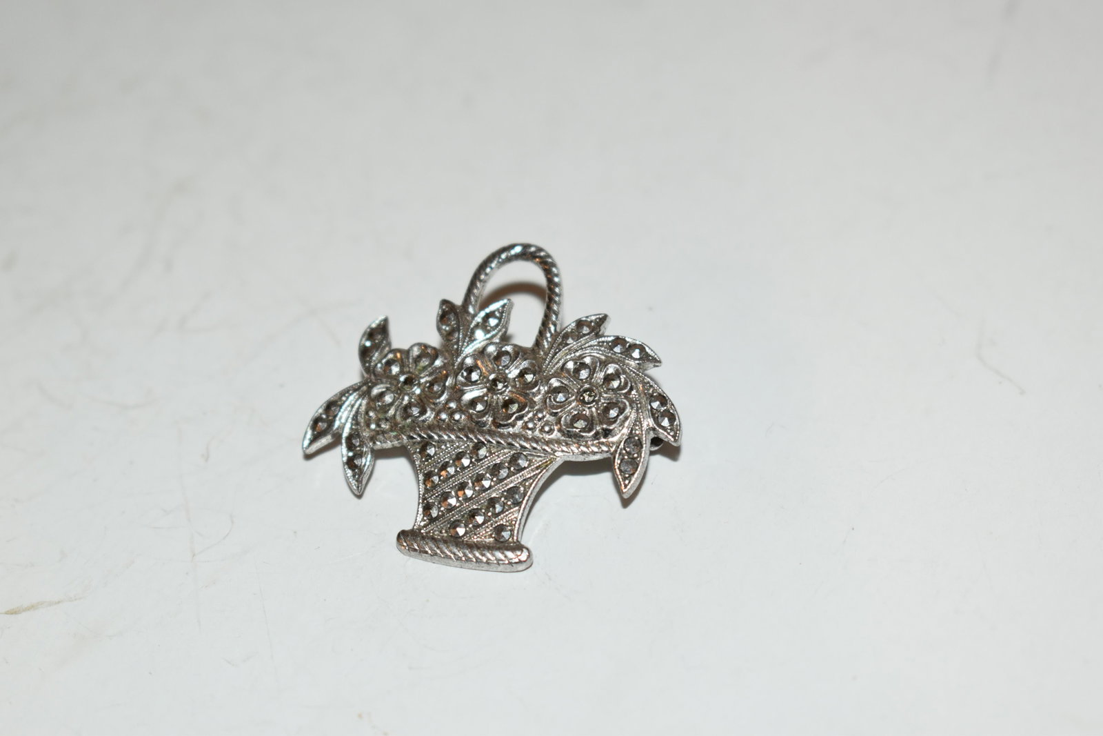 Vintage Sterling Silver marcasite basket Brooch: Vintage Sterling Silver marcasite basket Brooch Please view all photos as they are part of the description and condition of this Item, Feel free to contact me with questions or picture requests! Used 