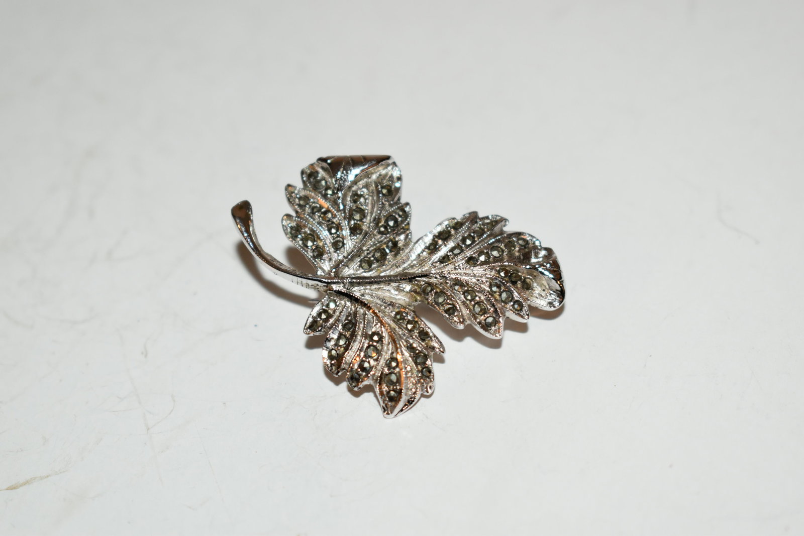 Vintage 800 Silver leaf marcasite Brooch: Vintage 800 Silver leaf marcasite Brooch Please view all photos as they are part of the description and condition of this Item, Feel free to contact me with questions or picture requests! Used Item AS