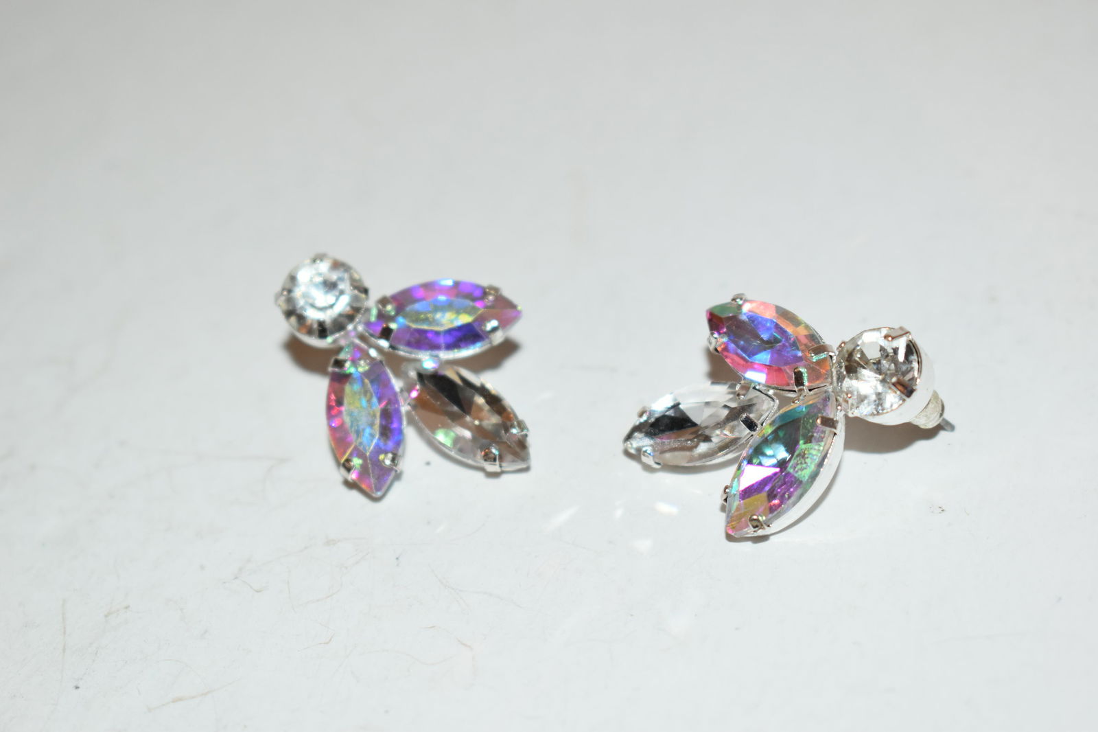 Vintage rhinestone post Earrings: Vintage rhinestone post Earrings Please view all photos as they are part of the description and condition of this Item, Feel free to contact me with questions or picture requests! Used Item AS IS
