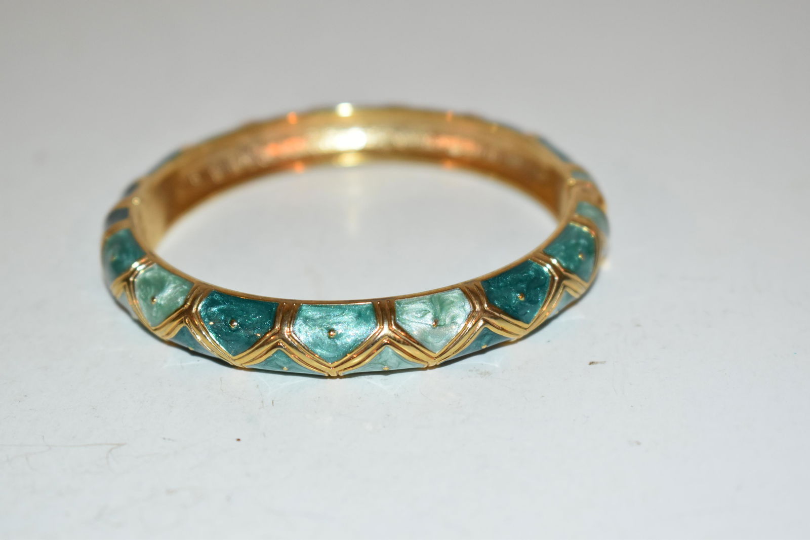 Vintage Green enameled hinged Bracelet nice!!! 6" (1 of 3)