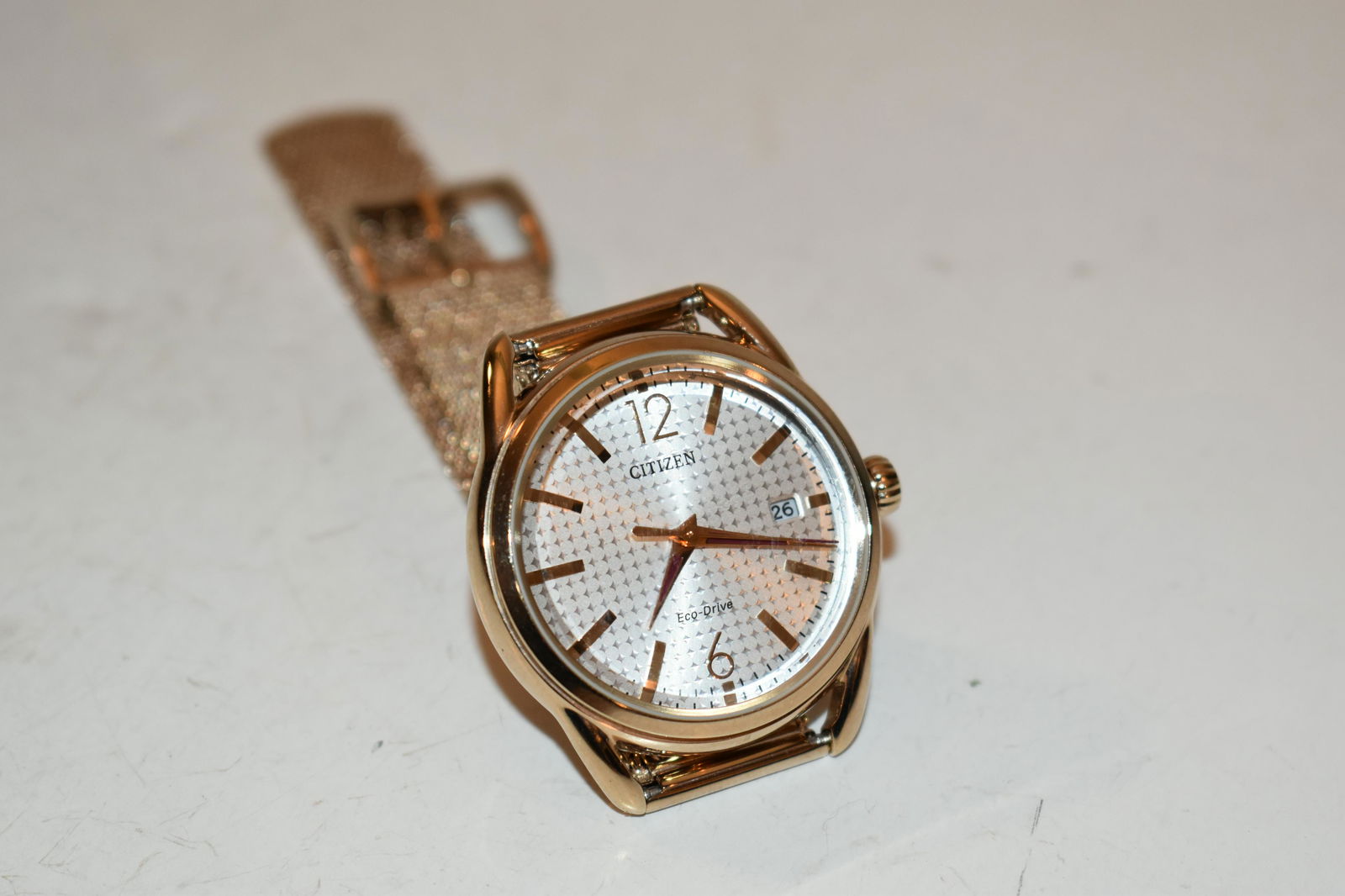Vintage Citizen Gold Tone Eco Drive Watch working: Vintage Citizen Gold Tone Eco Drive Watch working Please view all photos as they are part of the description and condition of this Item, Feel free to contact me with questions or picture requests! Use