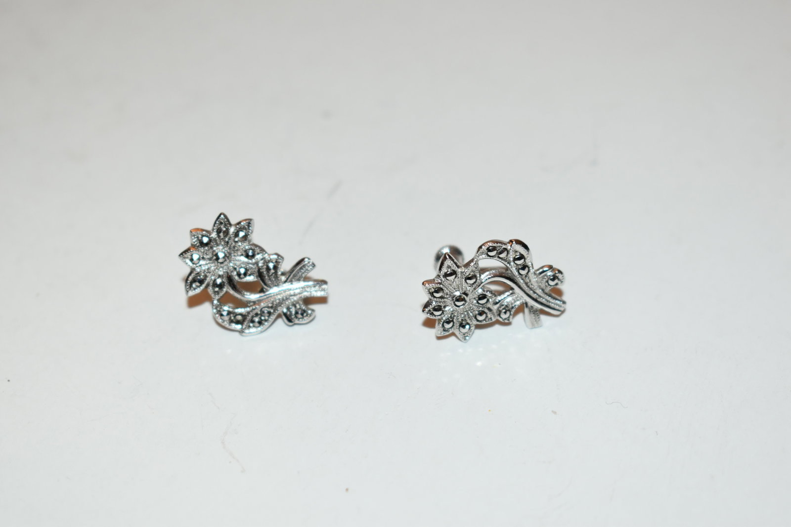 Vintage Sterling Silver marcasite flower Earrings: Vintage Sterling Silver marcasite flower Earrings Please view all photos as they are part of the description and condition of this Item, Feel free to contact me with questions or picture requests! Use