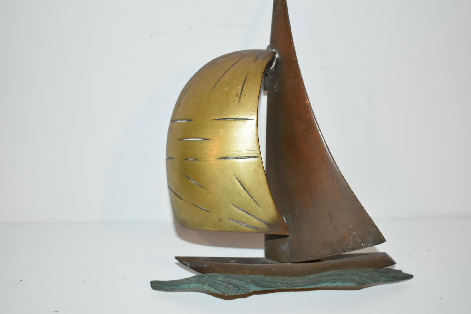 Vintage Brass Sailboat Nautical Door Knocker: Vintage Brass Sailboat Nautical Door Knocker Please view all photos as they are part of the description and condition of this Item, Feel free to contact me with questions or picture requests! Used Ite