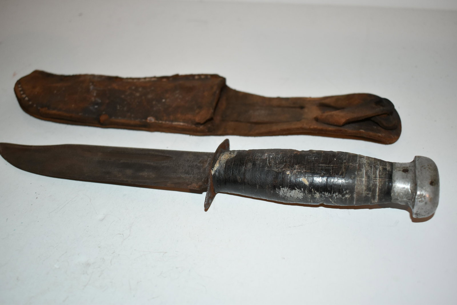 Vintage US WW2 Pal RH-36 Hunting Fighting Knife w/ Sheath: Vintage US WW2 Pal RH-36 Hunting Fighting Knife w/ Sheath Please view all photos as they are part of the description and condition of this Item, Feel free to contact me with questions or picture reque