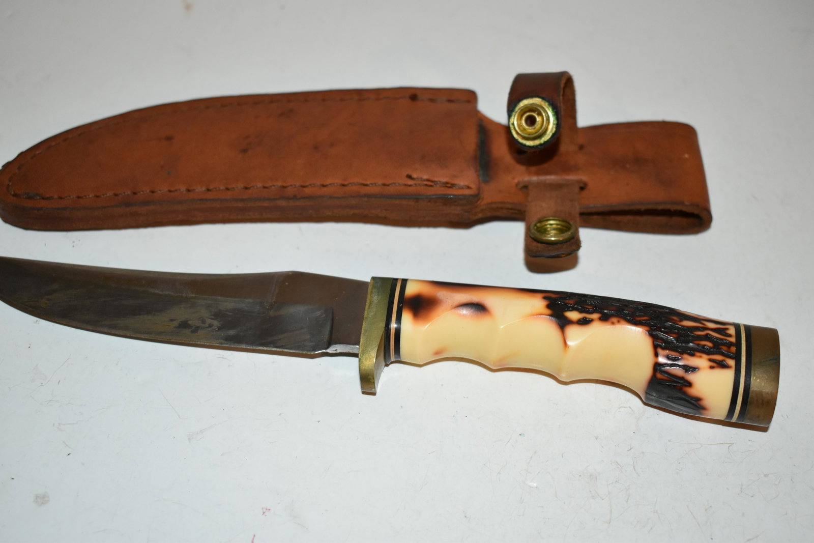 Schrade USA Uncle Henry Hunting knife with Leather Belt sheath: Schrade USA Uncle Henry Hunting knife with Leather Belt sheath Please view all photos as they are part of the description and condition of this Item, Feel free to contact me with questions or picture 