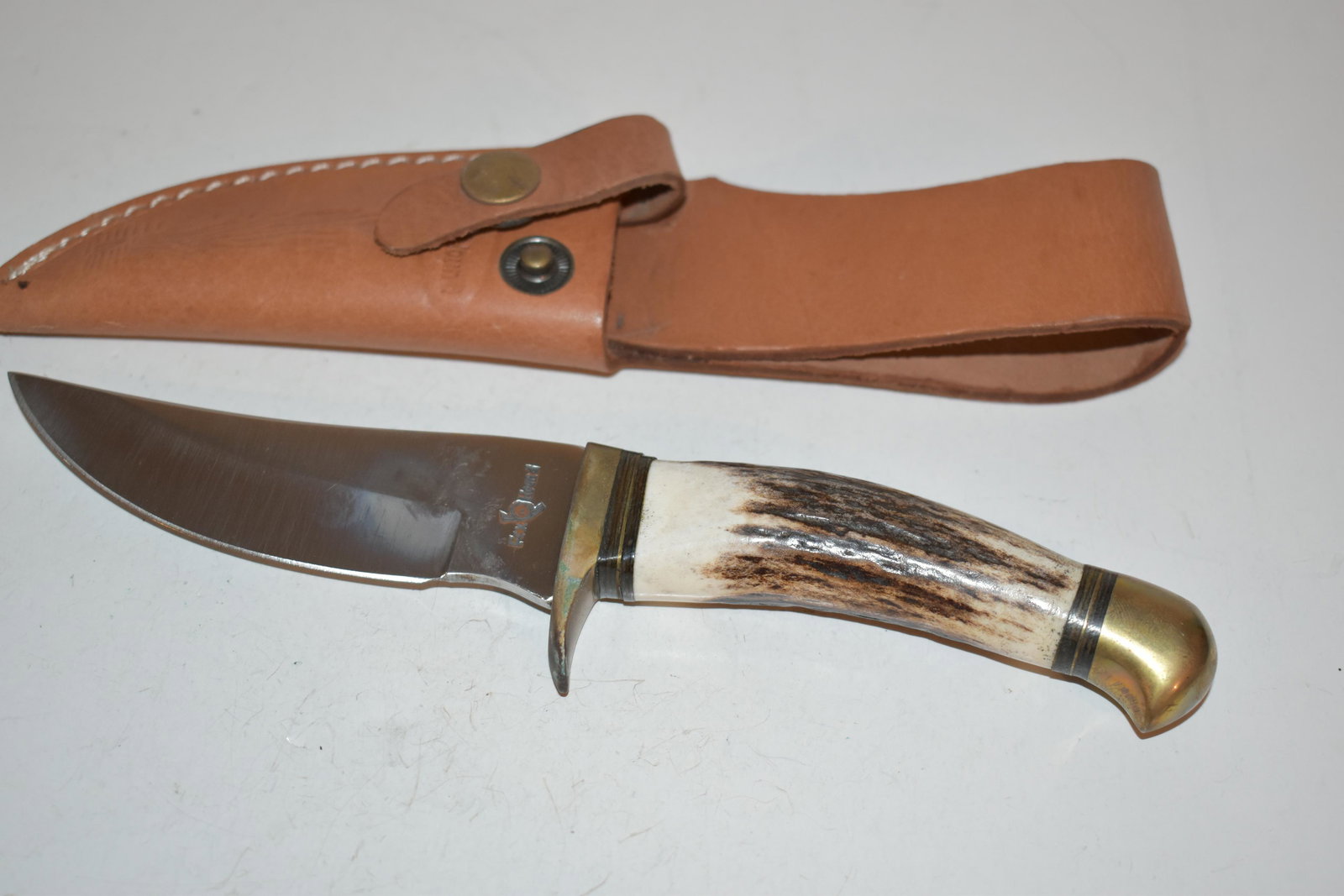 Fox N Hound Bowie Knife Genuine Stag Handle: Fox N Hound Bowie Knife Genuine Stag Handle Please view all photos as they are part of the description and condition of this Item, Feel free to contact me with questions or picture requests! Used Item