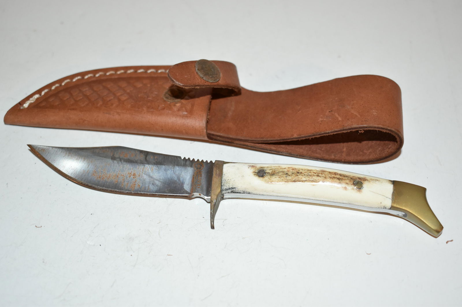 Vintage american hunter knife: Vintage american hunter knife Please view all photos as they are part of the description and condition of this Item, Feel free to contact me with questions or picture requests! Used Item AS IS