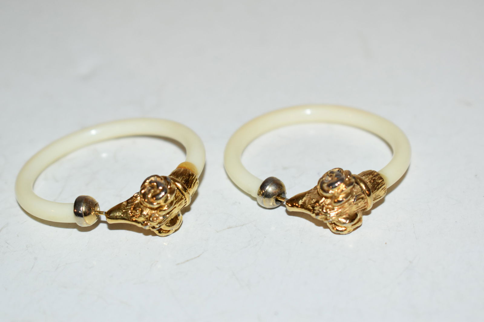 Vintage white goldtone dog animalpierced Earrings: Vintage white goldtone dog animalpierced Earrings Please view all photos as they are part of the description and condition of this Item, Feel free to contact me with questions or picture requests! Use